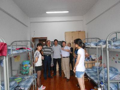 院领导们视察实习生宿舍，了解同学们的住宿及实习情况